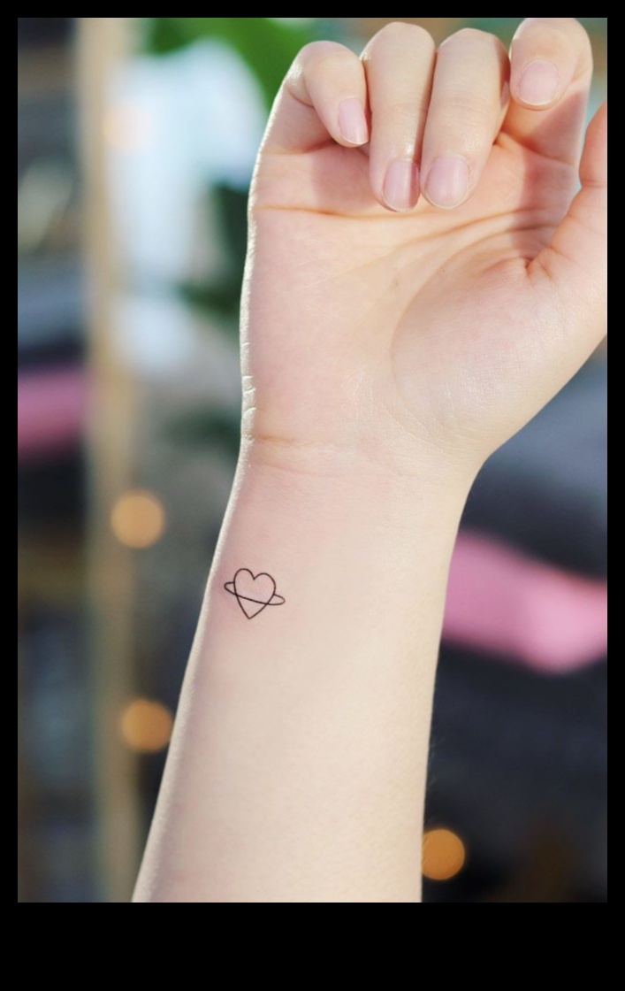 Tatuaje delicate la încheietura mâinii cu cerneală grațioasă pentru o femeie sofisticată 3 Cerneală grațioasă: exprimând rafinamentul cu tatuaje delicate la încheietura mâinii