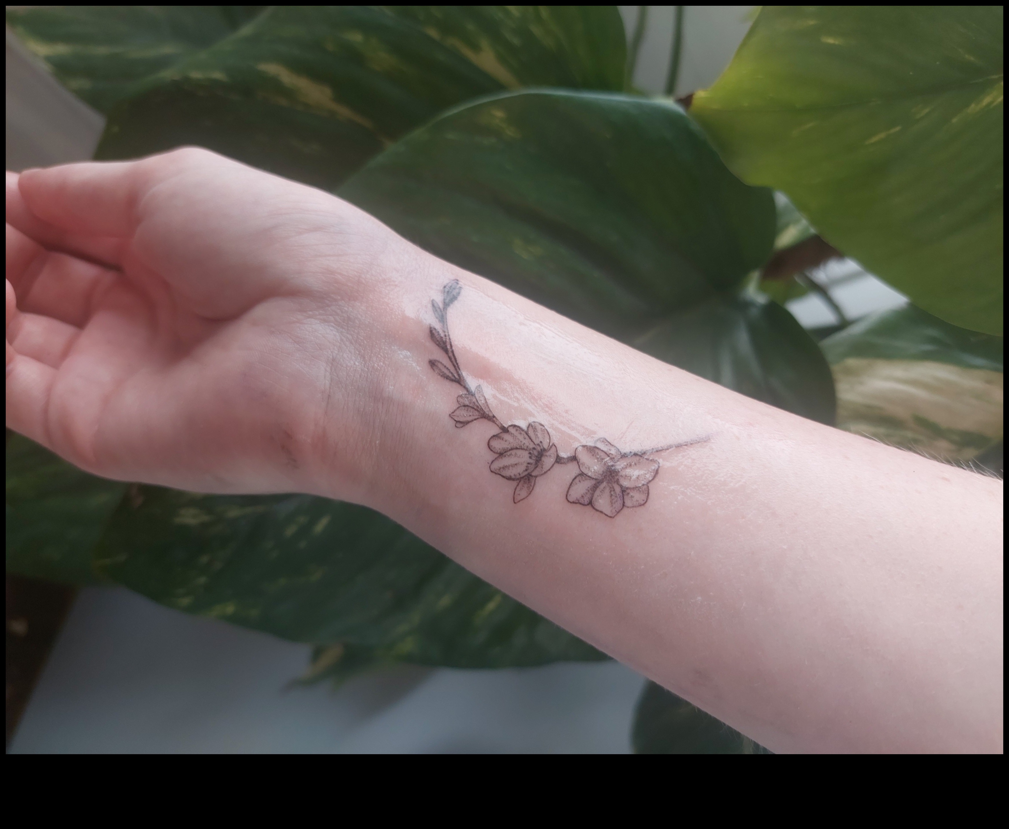 Tatuaje delicate la încheietura mâinii cu cerneală grațioasă pentru o femeie sofisticată 5 Cerneală grațioasă: exprimând rafinamentul cu tatuaje delicate la încheietura mâinii