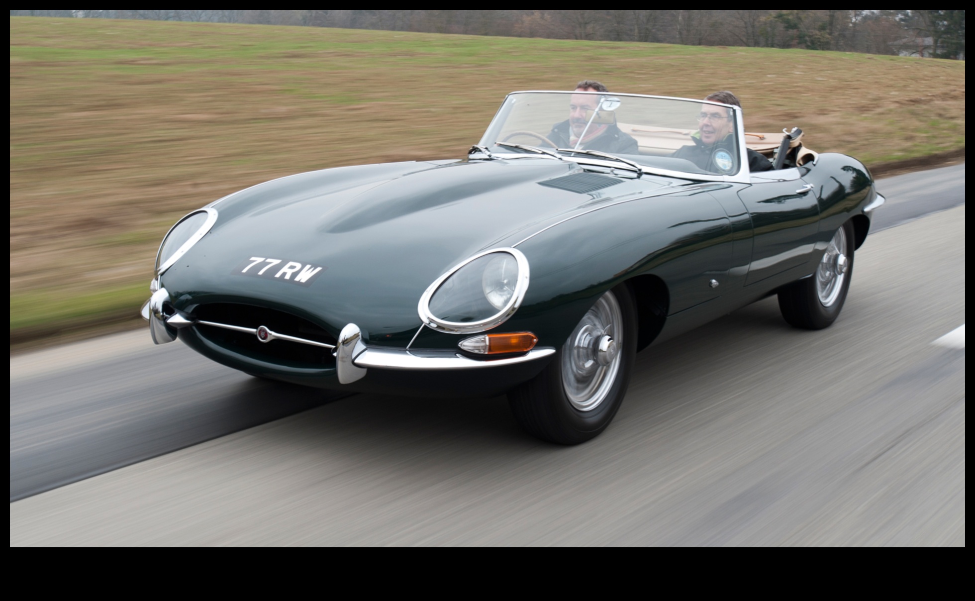 Clasicii prind viață: mașini și biciclete de epocă pe drumul modern