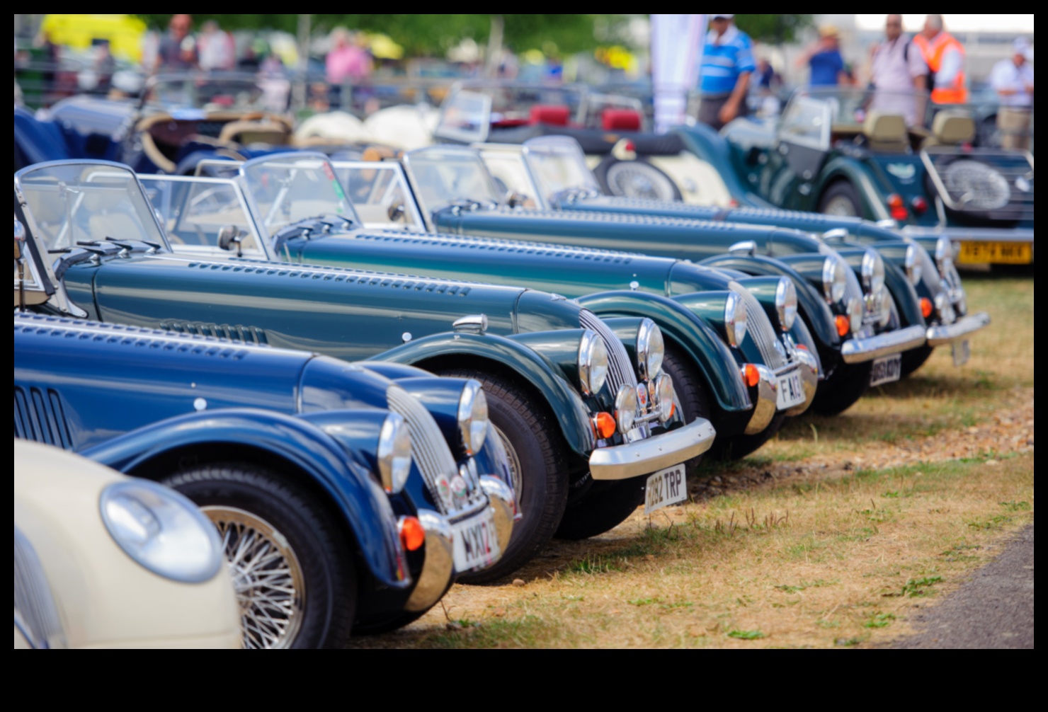 Clasicii prind viață: mașini și biciclete de epocă pe drumul modern