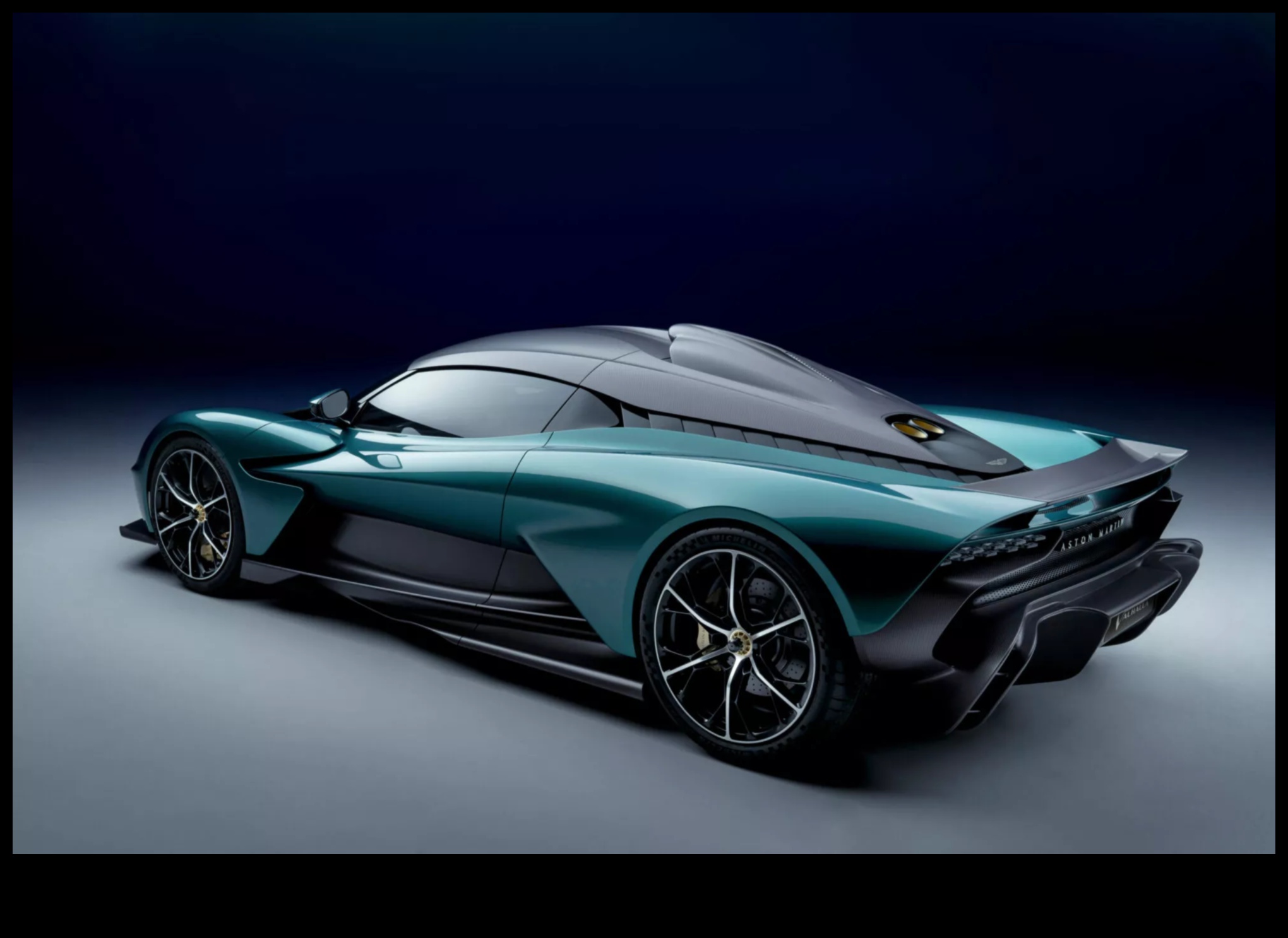 Căutarea stăpânirii conducerii O privire asupra performanței în mașinile sport 2 Performanță: mașini sport și căutarea măiestriei în conducere