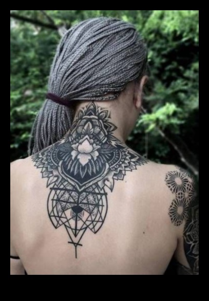 Sub gât Eleganță Explorați poveștile din spatele tatuajelor pe spate 2 Eleganța de sub gât: Descoperiți narațiunile cu tatuaje pe spate