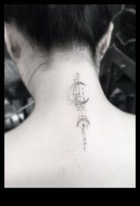 Eleganța de sub gât: Descoperiți narațiunile cu tatuaje pe spate