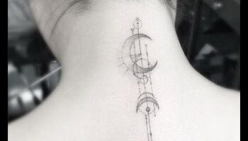 Eleganța de sub gât: Descoperiți narațiunile cu tatuaje pe spate