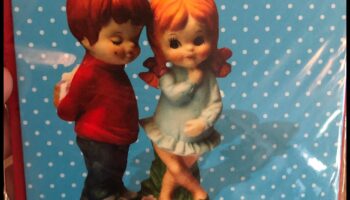 Retro Reverie: Cadouri vintage și nostalgice pentru o zi de naștere retro