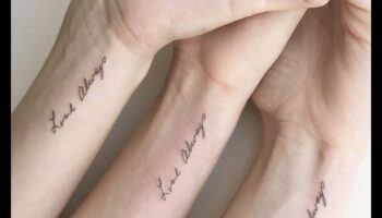 Cerneală grațioasă: exprimând rafinamentul cu tatuaje delicate la încheietura mâinii